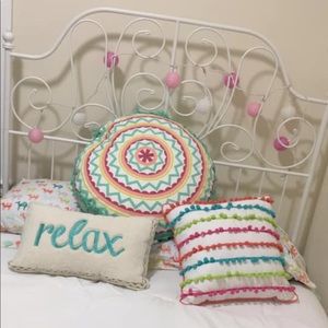 Only selling the quilt & pillow cases